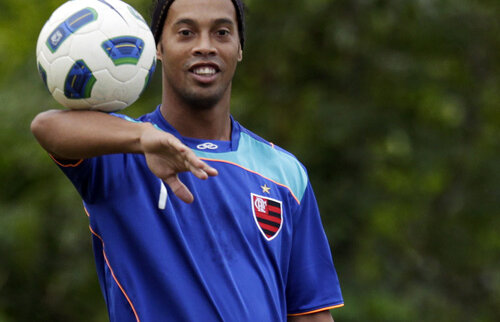 Ronaldinho alungat! » Antrenorul s-a săturat de aventurile brazilianului