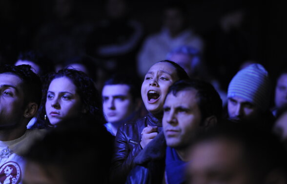 FOTO/ "Hai, tati, dă-i cu stînga! Acum, dreapta!" » Andreea, fata lui Viorel Simion, cea mai înfocată susţinătoare