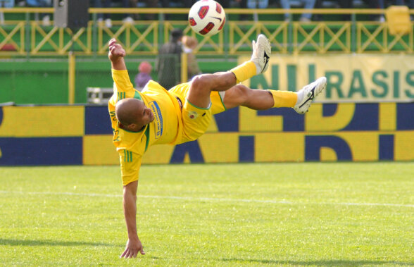 Şase, vine Wesley! Apărarea lui Dinamo e franjuri, Scarlatache e ameţit. Ce va face Ciobi?