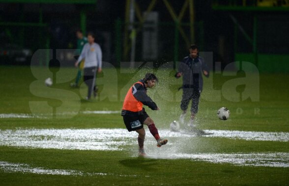 FOTO Înot către titlu » CFR a jucat la Mioveni pe un teren inundat