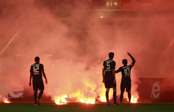 FOTO şi VIDEO Meciul Fortuna-Hertha întrerupt de două ori din cauza incidentelor. Gazdele au promovat în Bundesliga