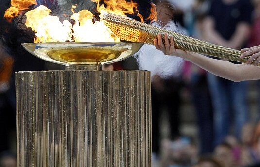 Va purta ţorţa olimpică, după care va naşte a doua zi :S