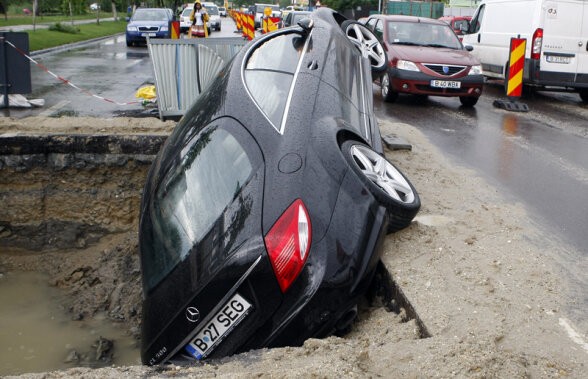 Imagine ŞOC în capitală » Cristi Iancu a căzut cu Mercedesul într-o groapă