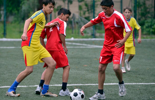 Copiii cu dizabilităţi intelectuale şi fizice îşi spun poveştile de viaţă pe teren: ”Nu-l ştiu pe Messi, idolul meu e Marinică!”