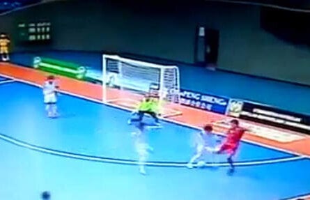 VIDEO Aşa ceva nu s-a mai văzut! Un gol fenomenal la fotbal în sală