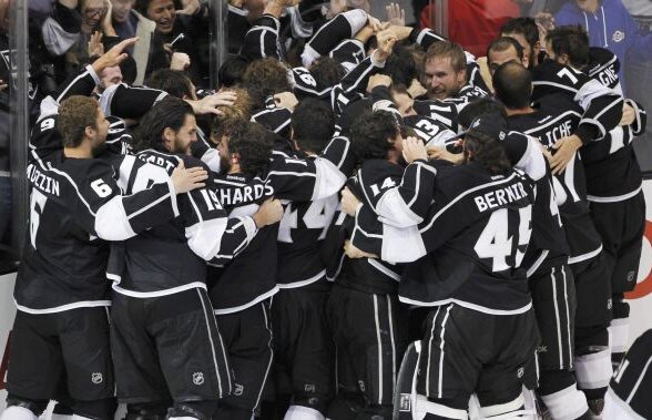 VIDEO + FOTO » Los Angeles Kings a cîştigat pentru prima dată în istorie Cupa Stanley