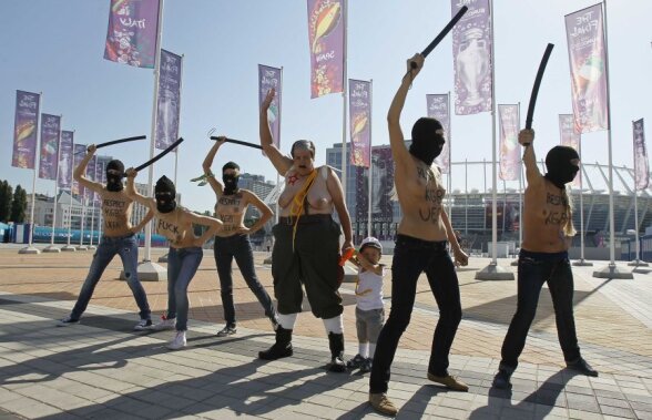 FOTO Protest topless înaintea finalei dintre Spania şi Italia!