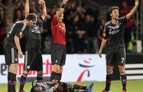 VIDEO N-a mai mişcat! Francezul Dabo s-a prăbuşit inconştient pe gazon la meciul Lyon - Sparta, 2-1