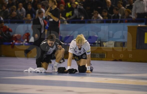 FOTO Imaginea zilei la U Cluj, în Liga Campionilor » Handbalistele au şters cu cola podeaua, ca să nu alunece :S