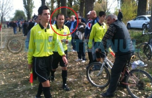 A văzut negru în faţa ochilor » Un arbitru a fost bătut după ce a eliminat un jucător :S