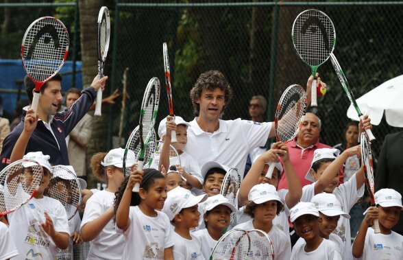 FOTO Djokovici a inaugurat un teren de tenis într-o favelă din Rio de Janeiro! » Pe cine a mai imitat acum :D