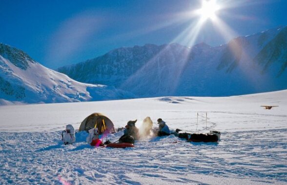 Doi români şi un infern de gheaţă » Filmul "Steag românesc pe gheţurile Groenlandei" spune povestea neromanţată a expediţiei EcoGreenland