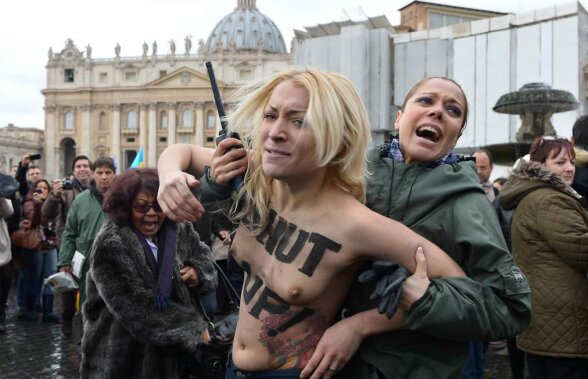 Fetele de la Femen au protestat şi în faţa Papei: "Libertate pentru homosexuali"