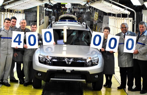 Un francez a pus mîna pe Dacia Duster cu numărul 400.000 produsă în România