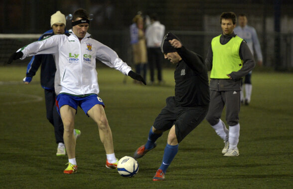 FOTO Ziua cărămizi, seara tiki-taka » Cum decurge o zi cu FC România, echipa conaţionalilor noştri din Anglia