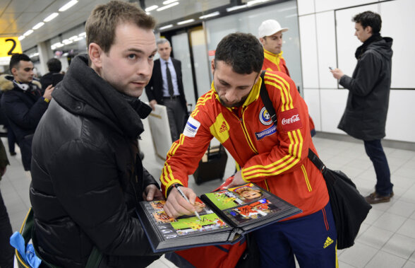 FOTO Autografe la aterizare » România a ajuns în Olanda. Mutu, Raţ şi Tamaş au fost asaltaţi de fani