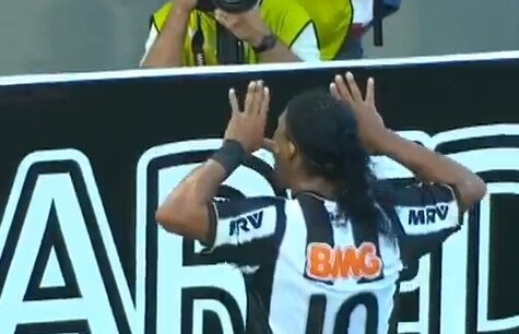 VIDEO Un nou golazo marca Ronaldinho! » Cum s-a bucurat ”Dinţosul” după ultima reuşită pentru Mineiro