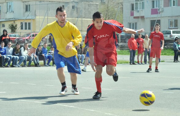 FOTO Lecţie de viaţă dată de liceeni la 18 ani » Fără violenţă, doar fotbal