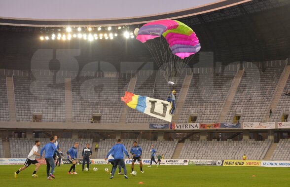 FOTO şi VIDEO Sărbătoare pentru "U" » Cartea "Şepcile Roşii", adusă pe Cluj Arena de un paraşutist