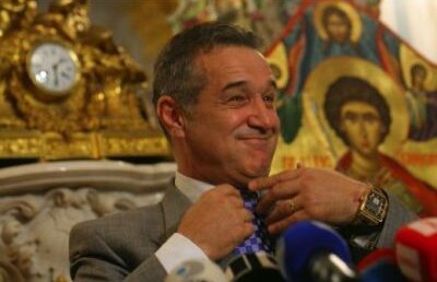 Becali nu îşi încalcă obiceiurile nici în închisoare » Patronul Stelei a asistat la slujba de duminică