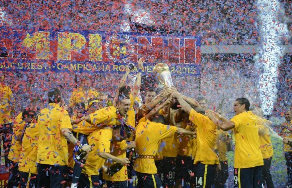 GALERIE FOTO Şampanie şi confetti pentru noua campioană a României! Steaua a primit trofeul pentru titlul 24