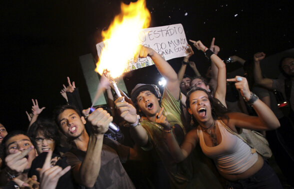 Selecţionerul şi jucătorii Braziliei au făcut front comun cu manifestanţii: ”Selecao e poporul!”