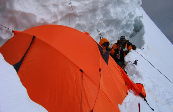 Încă o zi pînă pe vîrf » Alpiniştii români de pe Nanga Parbat mai au puţin pînă vor cuceri cel mai periculos vîrf din lume