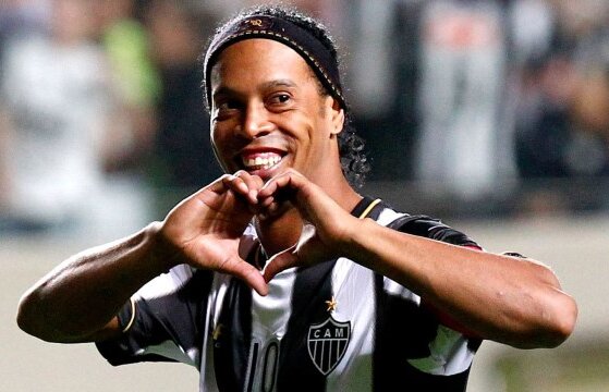 VIDEO Vă era dor de Ronaldinho? Două goluri fabuloase din lovitură liberă marcate în meciul cu Fluminense!