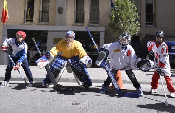 FOTO Copii patinatori şi hocheişti au protestat în faţa MTS: "Vrem patinoar!"