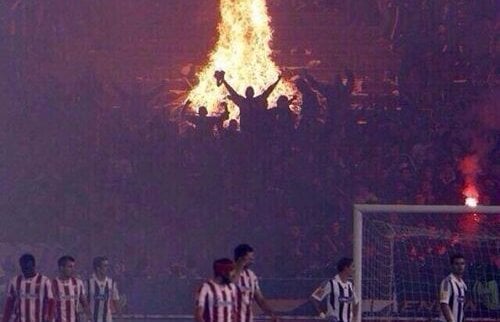 VIDEO Imagini incredibile de la derby-ul Serbiei » Fanii lui Partizan au incendiat stadionul Stelei Roşii! Pompierii au pus furtunurile pe ei