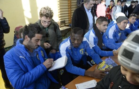 FOTO Acasă la peluza Under 18 » Sute de liceeni i-au aşteptat ieri pe "lupi" în sala de sport a Colegiului "Mihai Viteazul"