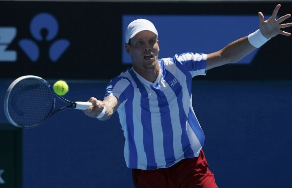 Echipament de argentinian pe un ceh » Tomas Berdych a creat senzaţie în prima zi a Australian Open