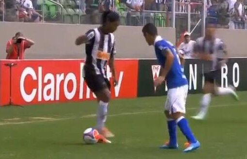 VIDEO Hipnotizatorul » Ronaldinho a mai inventat ceva. Adversarul n-a avut replică :D