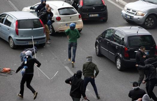 VIDEO şi FOTO Incidente grave! Final Cupei Italiei întîrziată cu 45 de minute după ce un fan al lui Napoli a fost împuşcat în piept! Azzurrii au luat trofeul