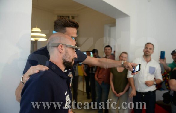 VIDEO+FOTO S-a deschis Steaua TV » Iasmin Latovlevici şi Lukasz Szukala au testat ochelarii Google Glass la lansare