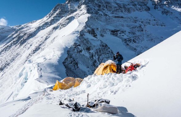 Ultimul semn de pe Everest, de la 8.300 metri! » Tiberiu Pintilie şi Adrian Fako continuă ascensiunea spre vîrf