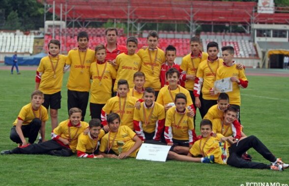 Juniorii D de la Dinamo au ieşit campionii Bucureştiul şi au fost premiaţi pe stadionul din Ştefan cel Mare!