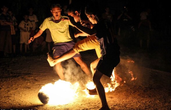 FOTO Studenţii din Indonezia au inventat un stil de fotbal excentric! Au jucat cu nuci de cocos îmbibate în kerosen, cărora le-au dat foc :O