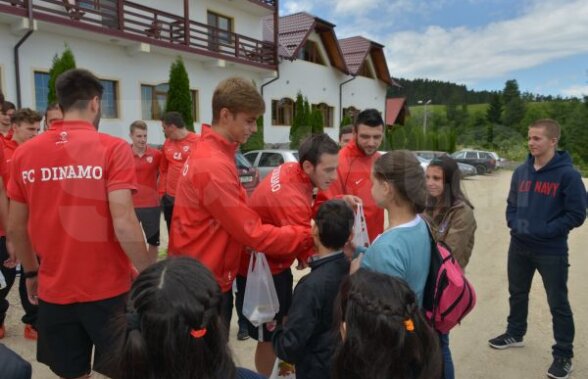 GALERIE FOTO Vizită-surpriză în tabăra "cîinilor" » Dinamoviştii i-au primit cu dulciuri pe cîţiva copii din Zărneşti