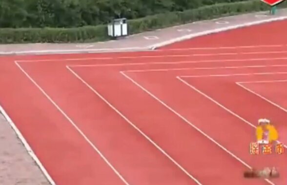 VIDEO Invenţie surprinzătoare a chinezilor: pista de atletism cu unghiuri drepte! Cum se aleargă pe această pistă revoluţionară :D