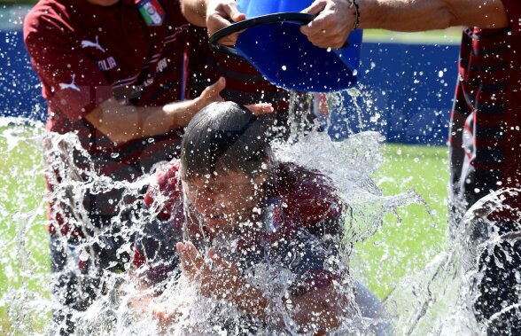 VIDEO Antonio Conte, în baia de gheaţă ucigaşă » Selecţionerul Italiei s-a alăturat campaniei Ice Bucket Challenge