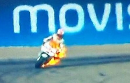 VIDEO A luat foc pe pistă! Accident grav la MotoGP: pilotul a suferit o arsură pe mîna stîngă!