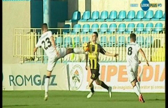 FOTO Cum să nu vezi aşa ceva? Intrarea horror a Ligii 1 la care arbitrul a arătat doar ”galben” :S