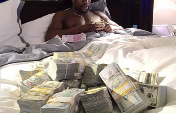 VIDEO Floyd Mayweather a comis-o din nou! » A acoperit cu bani ringul unui club de striptease din Los Angeles :O