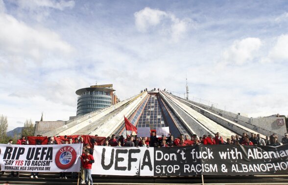 FOTO Protest fără precedent la UEFA! O mie de albanezi s-au folosit de o dronă pentru a denunţa "rasismul şi albanofobia" forului continental