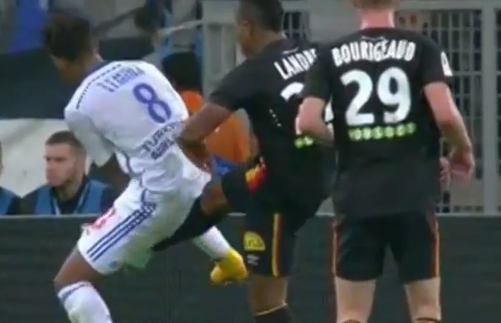VIDEO Executat » Un jucător de la Olympique Marseille nu va uita meciul cu Lens niciodată după ce a fost lovit oribil într-o zonă sensibilă