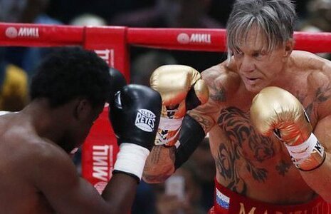 VIDEO E ca vinul! La 62 de ani, actorul Mickey Rourke şi-a făcut KO adversarul în ring