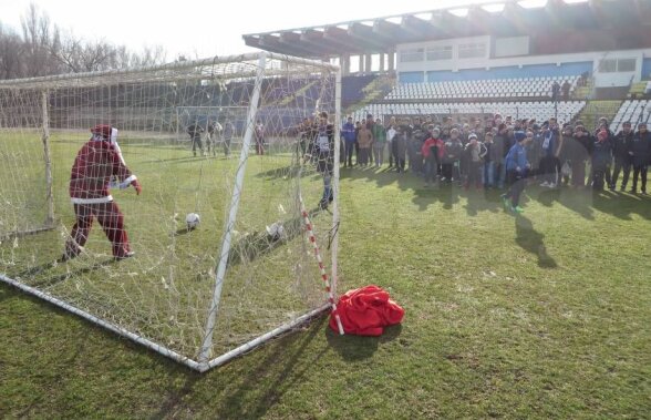 Moş Crăciun a intrat în poartă! » Surpriză pentru copiii şi juniorii unui club din România