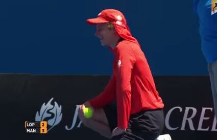 VIDEO New balls, please! Un copil de mingi de la Australian Open a fost lovit într-un loc extrem de sensibil de o minge cu 200 km/h