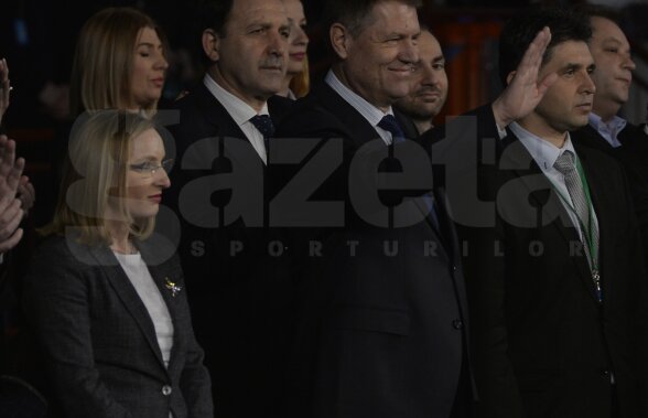 GALERIE FOTO Preşedintele Klaus Iohannis a asistat la meciul Simonei Halep » Fetele l-au salutat la intrarea pe teren